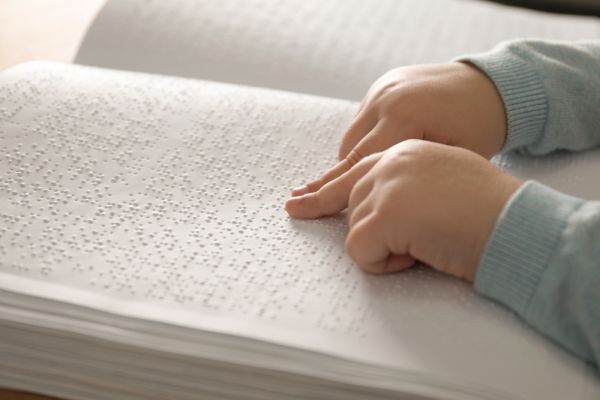 Συγκινεί βίντεο από το Ιράν: Πατέρας βοηθά τον τυφλό γιο του να παρακολουθήσει αγώνα του Μουντιάλ | imommy.gr