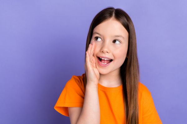 Όταν το παιδί μιλάει σε όλους: Κοινωνικότητα ή έλλειψη ορίων;