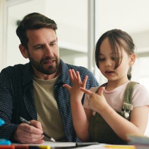 Γιατί οι μπαμπάδες δεν συμμετέχουν στη «σχολική ζωή» των παιδιών τους;