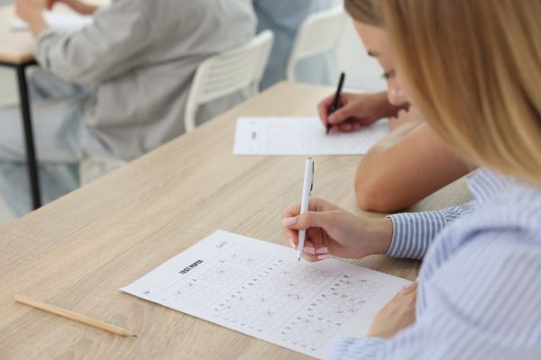 Πανελλαδικές 2026: Σε Ιστορία, Φυσική και Οικονομία εξετάζονται οι υποψήφιοι των ΓΕΛ | imommy.gr