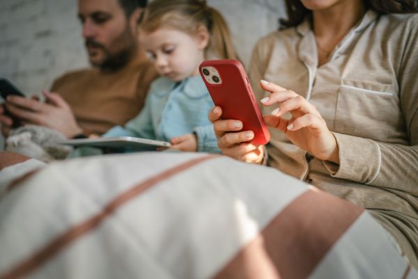 Γιατί οι γονείς μετατρέπονται σε «phone zombies» όταν κοιμούνται τα παιδιά | imommy.gr
