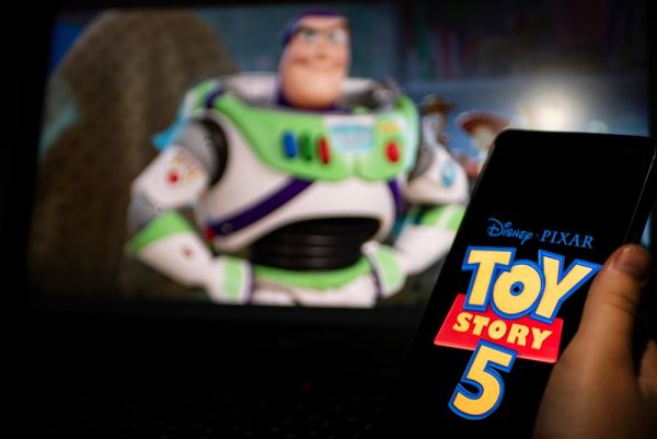 Toy Story 5: Τι μας διδάσκει για τη σχέση των παιδιών με τις οθόνες | imommy.gr