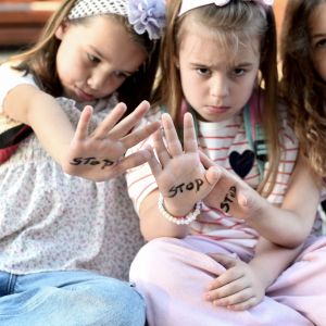 Βία: Πώς μαθαίνουμε στα παιδιά να την αναγνωρίζουν και να μιλούν