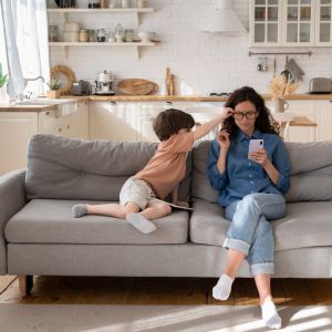 Μommymaxxing: Η νέα, εξαντλητική τάση των social media