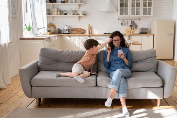 Μommymaxxing: Η νέα, εξαντλητική τάση των social media